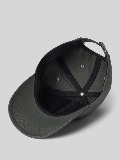 Produktfoto, Cap aus reiner Baumwolle Modell 'YENAAS' von ARMEDANGELS, Herren Cap, dunkelgraue Farbe, sichtbare Nähte, strukturierte Oberfläche