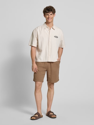 REVIEW Regular Fit Shorts aus Musselin Mud 1