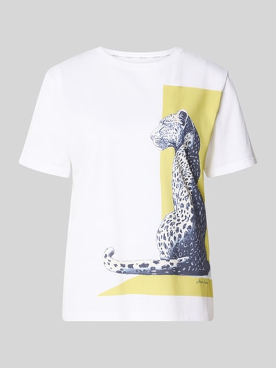 Frauenmodel trägt Damen T-Shirt mit Motiv-Print und Rundhalsausschnitt von Marc Cain in Weiß mit gelbem Akzent, Reine Baumwolle, Regular-Fit, Rückenlänge 58 cm bei Größe 36, Ganzkörperansicht von vorne.