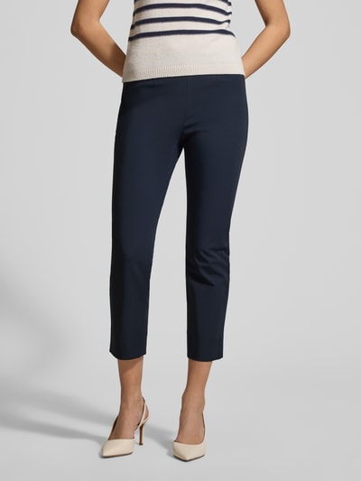 Frauenmodel trägt Schmale Schlupfhose aus Techno Cotton Superstretch von Raffaello Rossi in Dunkelblau, Slim Fit, verkürzte Passform, Ganzkörperansicht von vorne. Bundweite 36 cm, Innenbeinlänge 61 cm, Modell PENNY 6/8.