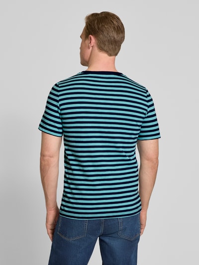 Männermodel trägt Regular Fit T-Shirt aus reiner Baumwolle von s.Oliver RED LABEL, Optik:Allover-Muster, gestreift, Ganzkörperansicht Rückansicht.