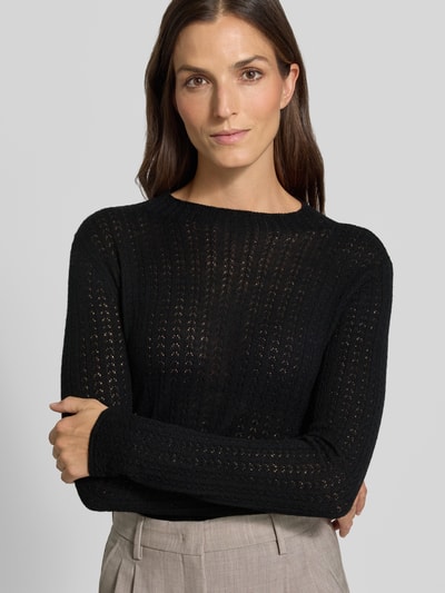 Kobiece model prezentuje sweter z wełny Regular Fit Pullover aus reiner Wolle model 'Kava' od JOOP! dla kobiet, zbliżenie na górną część ciała.