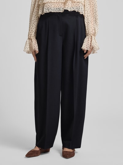 Frauenmodel trägt Barrel Fit Hose Modell 'Moira Bloom' von OPUS PANTS, schwarz, Baumwoll-Mix mit Bügelfalten, Nahaufnahme Vorderansicht.