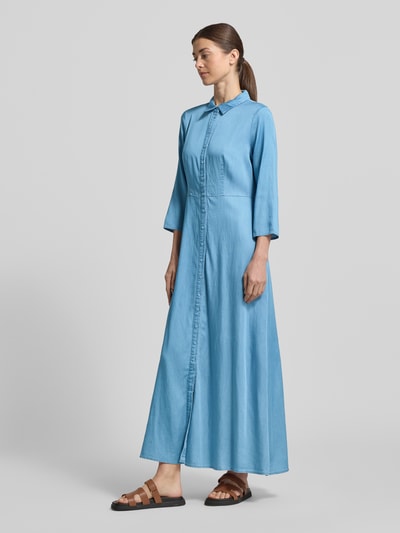 Vrouwenmodel draagt Regular Fit maxi-jurk uit lyocellmix model 'SAVANNA' van YAS met denimlook, getailleerd, knoopsluiting, met lange mouwen, ruglengte 135 cm, borstwijdte 46 cm, mouwlengte 48 cm, ganzekörperbeeld voorkant.