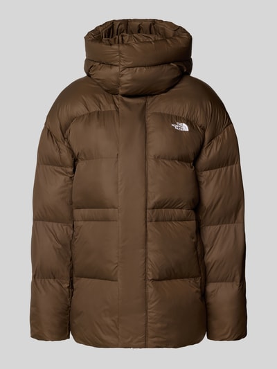 Produktfoto, Oversized Fit Jacke in Stepp-Optik mit Logo-Stitching van The North Face in bruin, gevoerd en met opstaande kraag, stiksels, maat S: ruglengte 71 cm, schouderbreedte 51 cm, borstwijdte 59 cm, mouwlengte 55 cm