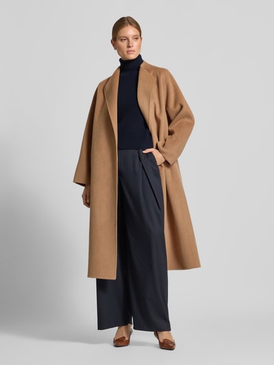 Vrouwenmodel draagt spencer van Style Icon Collection, puur katoen, getailleerd, col, riblook, ruglengte maat 34: 49 cm, frontale full-body.