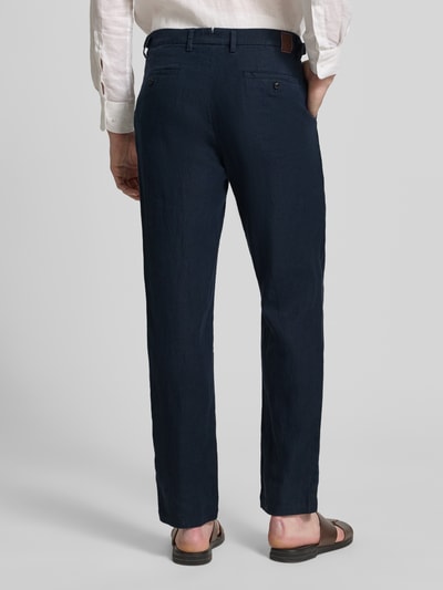 Männermodel trägt Leinenhose mit französischen Eingrifftaschen von g1920, dunkelblau, reines Leinen, Straight Fit, Ganzkörperansicht Rückansicht.