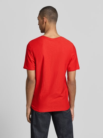 Męski model nosi Regular Fit T-Shirt mit V-Ausschnitt von MCNEAL z bawełny, zrolowany brzeg, czerwony kolor, długość tyłu 70 cm, Ganzkörperansicht Rückansicht.