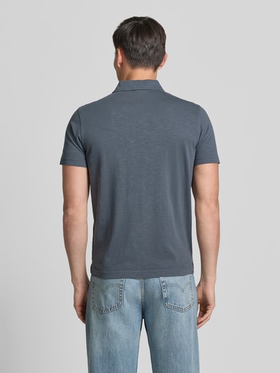 Männermodel trägt Regular Fit Poloshirt mit Brusttasche von Lerros, Reine Baumwolle, Polokragen, Logo-Stitching, Rückenlänge 66 cm, Ganzkörperansicht Rückansicht.