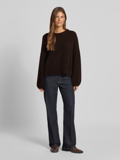Frauenmodel trägt Relaxed Fit Pullover aus Woll-Alpaka-Mix Modell 'Alpha' von Gestuz in Dunkelbraun, Strick-Optik, Ganzkörperansicht von vorne.