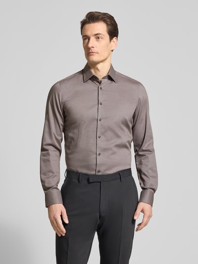 Männermodel trägt Slim Fit Freizeithemd mit Kentkragen von OLYMP Level Five in Braun, Baumwoll-Mix, durchgängige Knopfleiste, sportmanschetten, langärmelig, Ganzkörperansicht von vorne. Rückenlänge 80 cm, Schulterbreite 46 cm, Ärmellänge 67 cm.