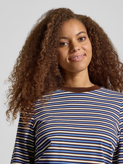 Frauenmodel trägt Oversized Shirt aus reiner Baumwolle Modell 'LISA' von ONLY, gestreift in Blau, Braun und Weiß, Nahaufnahme Oberkörper, Damen Oversized Shirt von ONLY