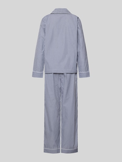 Männermodel trägt Pyjama mit Brusttasche von Lauren Ralph Lauren, niebiesko-białe paski, luźny krój, bawełna, widok z tyłu.