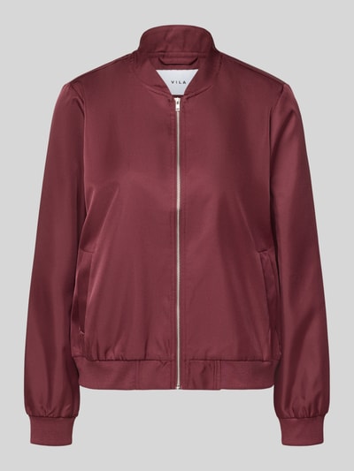 Produktfoto, Bomberjacke mit Eingrifftaschen Modell 'PAPAYA' von VILA in dunklem Rot, glatte Oberfläche, Stehkragen, Reißverschluss, Regular Fit