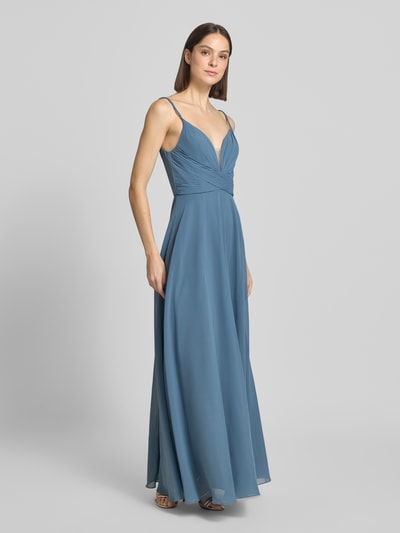 Modelka kobieca ma na sobie Regular Fit Abendkleid mit gelegten Falten od Laona, niebieska tkanina, głęboki dekolt V, szerokość w rozmiarze 36: 35 cm, widok całej sylwetki z przodu
