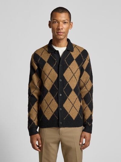 Mężczyzna nosi Slim Fit kardigan rozpinany z dodatkiem wełny Model 'Simon' od JACK & JONES premium, elastyczna mieszanka materiałów, wykładany kołnierz, imitacja dzianiny, listwa guzikowa na całej długości, czarno-beżowy rombowy wzór, długość tyłu w rozmiarze M: 67 cm, długość rękawów w rozmiarze M: 68 cm, widok całej sylwetki z przodu