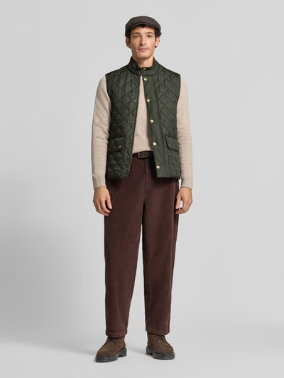 Männermodel trägt Slim Fit Weste mit Logo-Stitching Modell 'NEW LOWERDALE' von Barbour, Herren Weste, grün, Ganzkörperansicht von vorne