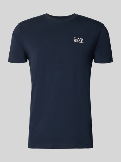 Produktfoto, T-shirt met labelprint van EA7 Emporio Armani, donkerblauw, mix van katoen en elastaan, slim fit, ronde hals, ruglengte maat M 68 cm.