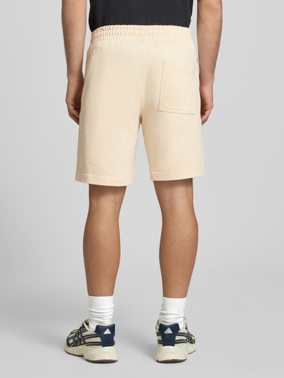 Männermodel trägt Shorts mit Label-Stitching Modell 'KARL' von Jack & Jones, Relaxed Fit, Baumwoll-Mix, Rückansicht Ganzkörperansicht.
