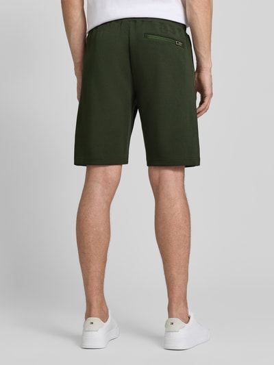 Männermodel trägt Sweatshorts mit elastischem Bund von PAUL SMITH in Dunkelgrün, Baumwoll-Mix, Regular-Fit, Ganzkörperansicht Rückansicht.