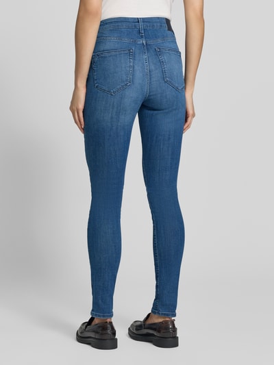 Kobiece model prezentuje niebieskie skinny jeansy Skinny Fit Jeans aus Baumwoll-Mix Modell 'Izabell' von s.Oliver RED LABEL, widok całej sylwetki z tyłu.