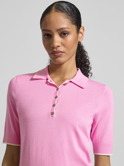 Kobiece model prezentuje Strickshirt aus Viskose-Mix od Christian Berg Woman, różowy, krótki rękaw, półokrągły kołnierzyk, dopasowany krój, guziki, tekstura gładka, widok na górną część ciała, z przodu.