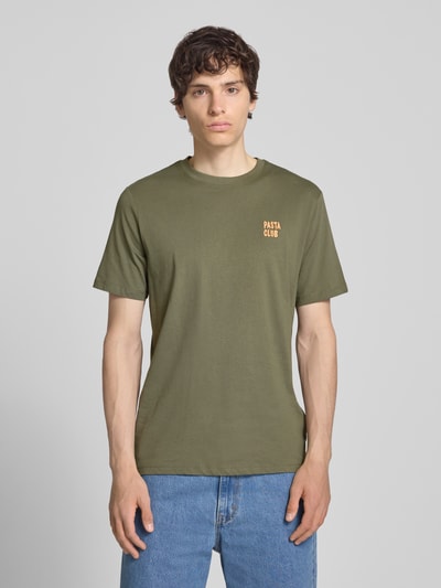 Männermodel trägt T-Shirt mit Stitching Modell 'KAAN' von Blend in Olive mit Rundhalsausschnitt, Baumwolle, Regular Fit, Ganzkörperansicht von vorne.