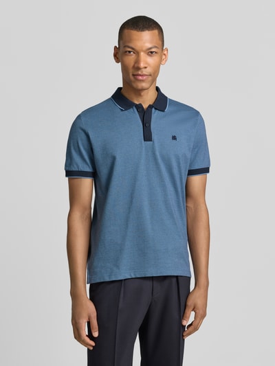 Męski model nosi Regular Fit Poloshirt mit Logo-Stitching od Lerros, kolor niebieski, kołnierzyk polo, krótka listwa guzikowa, długość tyłu w rozmiarze M: 76 cm, widok całej sylwetki z przodu.