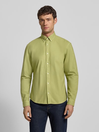 Męski model trägt Koszulę casualową z bawełny regular fit z kołnierzykiem typu button down i listwą guzikową, MCNEAL, przód, Ganzkörperansicht von vorne. Długość tyłu 75 cm, szerokość ramion 48 cm, długość rękawów 65 cm. Koszula zielona, gładka faktura, kontrastujące białe guziki.