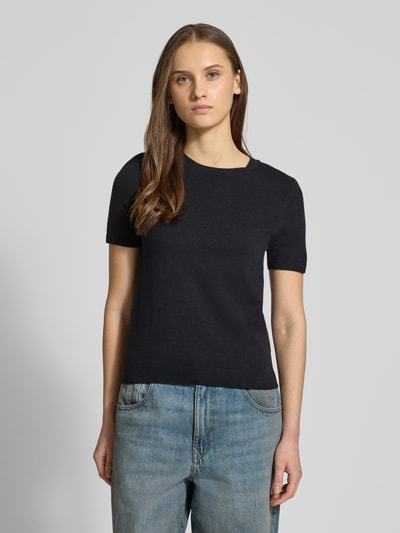 Frauenmodel trägt Strickshirt aus Viskose-Mix mit Rundhalsausschnitt von Review, Regular Fit, Rippbündchen, Dunkelton, Ganzkörperansicht von vorne.