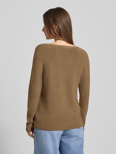 Modelka kobieca nosi Regular Fit Strickpullover aus reiner Baumwolle od Tommy Hilfiger, brązowy, gładki wzór, długi rękaw, rippstrick, widok całej sylwetki z tyłu.