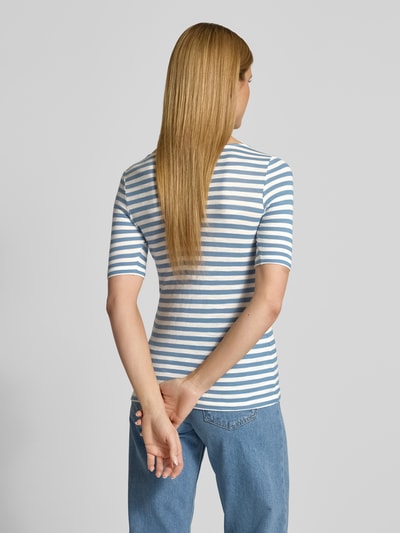Frauenmodel trägt Slim Fit T-Shirt aus reiner Baumwolle von Marc O'Polo, Optik:Allover-Muster, gestreift, Logo-Print, U-Boot-Ausschnitt, Kurzarm, Material: Reine Baumwolle, in Weiß und Hellblau, feine glatte Textur, Ganzkörperansicht Rückansicht.