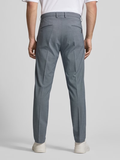 Männermodel trägt Hose mit Bügelfalten Modell 'CIBEPPE' von Cinque aus Material-Mix mit Viskose-Anteil, Slim-Fit, Grau, Ganzkörperansicht Rückansicht