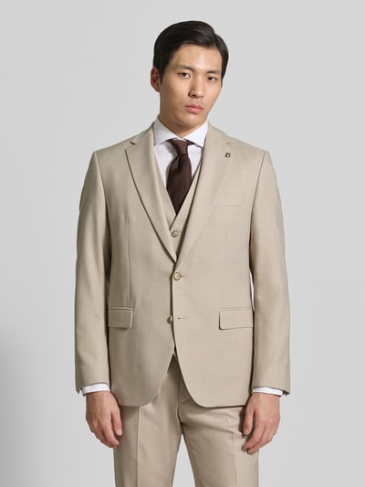 Männermodel trägt Modern Fit 2-Knopf-Sakko mit Pattentaschen Modell 'Ezzo' von DIGEL aus Material-Mix mit Viskose-Anteil, sandfarben, Reverskragen, glatte Struktur, Herren, Ganzkörperansicht von vorne. Rückenlänge 74 cm, Schulterbreite 45 cm, Ärmellänge 64 cm, Größe 50.