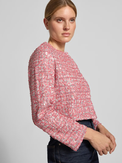 Kobiece model prezentuje Regular Fit Blazer mit Baumwoll-Anteil od Rich & Royal, cekinowe obszycie na całej powierzchni, elastyczna mieszanka materiałów, okrągły dekolt, różowo-biała faktura, dół peplum, Długość tyłu w rozmiarze S: 54 cm, Szerokość w rozmiarze S: 47 cm, Długość rękawów w rozmiarze S: 55 cm, ujęcie całej sylwetki z przodu.