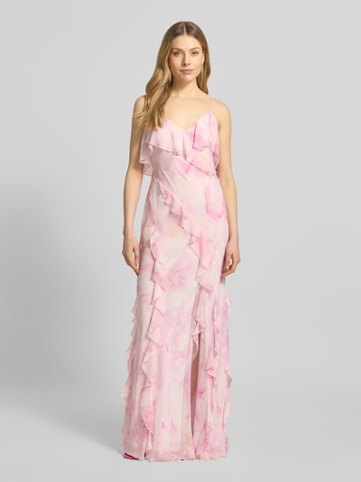 Frauenmodel trägt Slim Fit Maxikleid mit Rüschenbesatz von Jake*s Cocktail, rosa Allover-Print, V-Ausschnitt, Ganzkörperansicht von vorne.