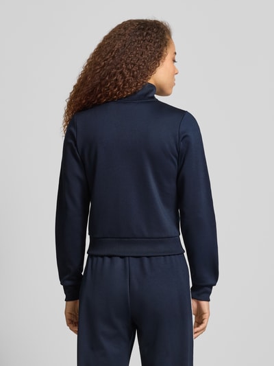 Vrouwenmodel draagt Regular Fit Trackjacke met Logostitching van Review in donkerblauw, met steekzakken en opstaande kraag, met kant, elastische boorden, ganzlichamenaanzicht achterkant.