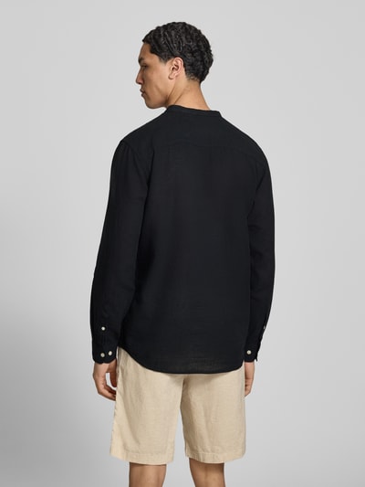 Męski model nosi Slim Fit Freizeithemd aus Baumwoll-Leinen-Mix Modell 'CAIDEN' von Only & Sons, czarny, jednolity, długi rękaw, widok całej sylwetki z tyłu.