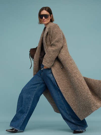 Vrouwenmodel draagt Relaxed Fit Mantel aus Woll-Mix van Samsøe Samsøe, bruin, wolmix, Reverskraag, dubbele knoopsluiting, paspelzakken, ruglengte maat S 135 cm, schouderbreedte 46 cm, borstwijdte 53 cm, mouwlengte 64 cm, geheellichaamsaanzicht van voren