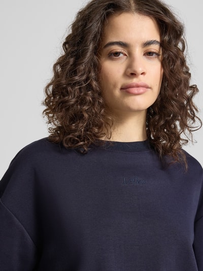 Mädchen trägt Sweatshirt mit Logo-Stitching Modell 'Jana' von LeGer by Lena Gercke, bawełniany miks, krój loose fit, granat, zbliżenie na górną część ciała