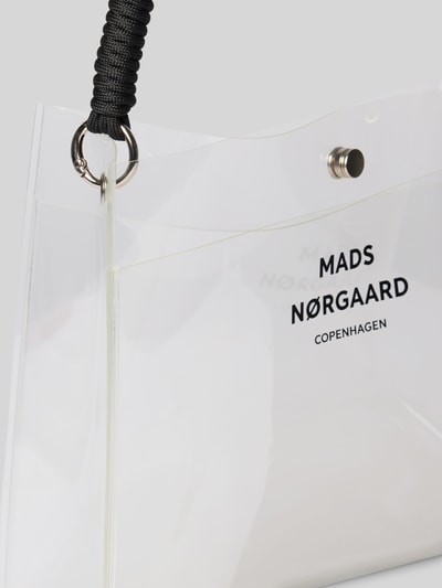 Produktfoto, transparente Handtasche mit Logo-Print Modell 'Craze Vinyl' von MADS NØRGAARD, Tragehenkel mit Strukturmuster, Hauptfach mit Druckknopfverschluss, Maße 26x22x10 cm, Schulterriemen 45 cm.