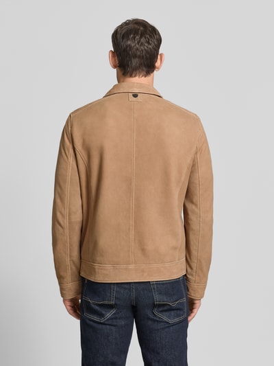 Männermodel trägt Lederjacke aus schafsnubuk mit ritssluiting model 'TRIVEN' van MAURITIUS, regular fit, platte kraag, ritszakken, zandkleur, regular fit, geheel te zien van achteren.
