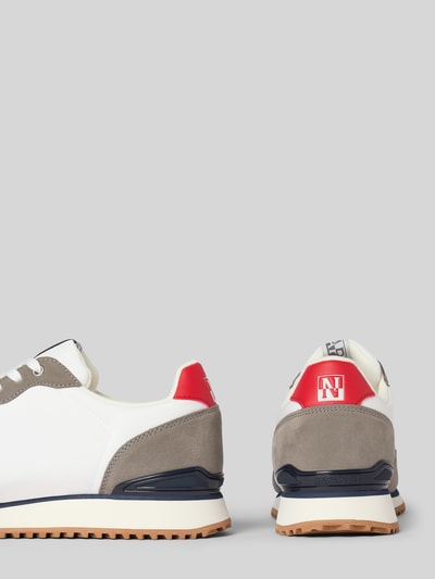 Produktfoto, Sneaker mit Label-Details Modell 'COSMOS' von Napapijri in Weiß, Grau und Rot, Gummisohle, abgerundete Spitze, Rückansicht