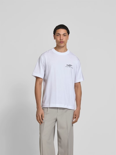 Männermodel trägt Regular Fit T-Shirt mit Statement-Print von Closed aus reiner Baumwolle, weiß, Rundhalsausschnitt, Kurzärmelig, Ganzkörperansicht von vorne.