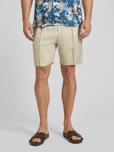 Männermodel trägt Shorts aus Leinen-Viskose-Mix Modell 'NEIL' von Antony Morato, Regular-Fit, Bügelfalten, Nahaufnahme Oberschenkel.