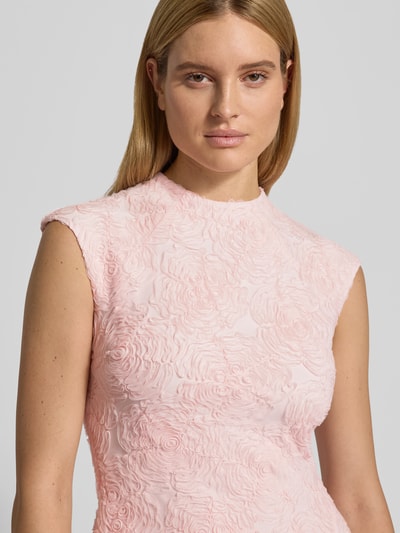 Frauenmodel trägt Minikleid mit floralem Allover-Besatz von ROTATE im Elastischer-Material-Mix, Stehkragen, Kappärmel, Nahaufnahme Oberkörper.