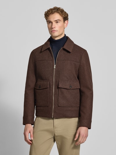 Männermodel trägt Regular Fit Jacke mit Viskose-Anteil von MCNEAL in Braun, Umlegekragen, aufgesetzte Taschen, Ganzkörperansicht von vorne. Material-Mix, Reißverschluss, Logo-Patch, Rückenlänge 65 cm, Schulterbreite 45 cm, Brustweite 50 cm, Ärmellänge 68 cm.