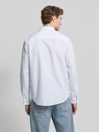 Männermodel trägt Freizeithemd mit Knopfleiste von Samsøe Samsøe, weiß mit feinen Streifen, Bio-Baumwoll-Mix, Regular-Fit, Ganzkörperansicht Rückansicht. Rückenlänge bei Größe M 76 cm, Schulterbreite 44 cm, Ärmellänge 66 cm, Kentkragen.