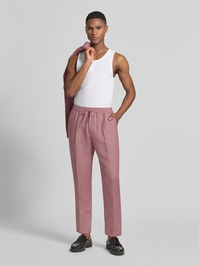 Männermodel trägt Regular Fit Hose aus Leinen-Viskose-Mix Modell 'NEIL' von Antony Morato in Altrosa, elastischer Bund, Ganzkörperansicht von vorne.