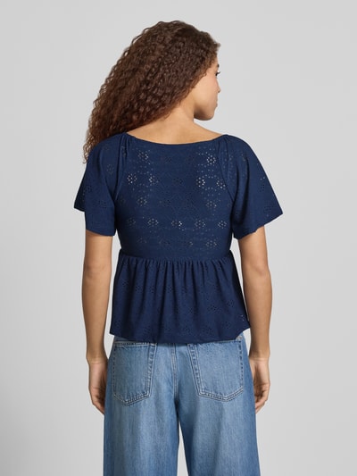Frauenmodel trägt Slim Fit T-Shirt mit tiefem V-Ausschnitt Modell 'SMILLA' von Only, semitransparente Optik, floral, Kurzarm, Stretch, Ganzkörperansicht Rückansicht.